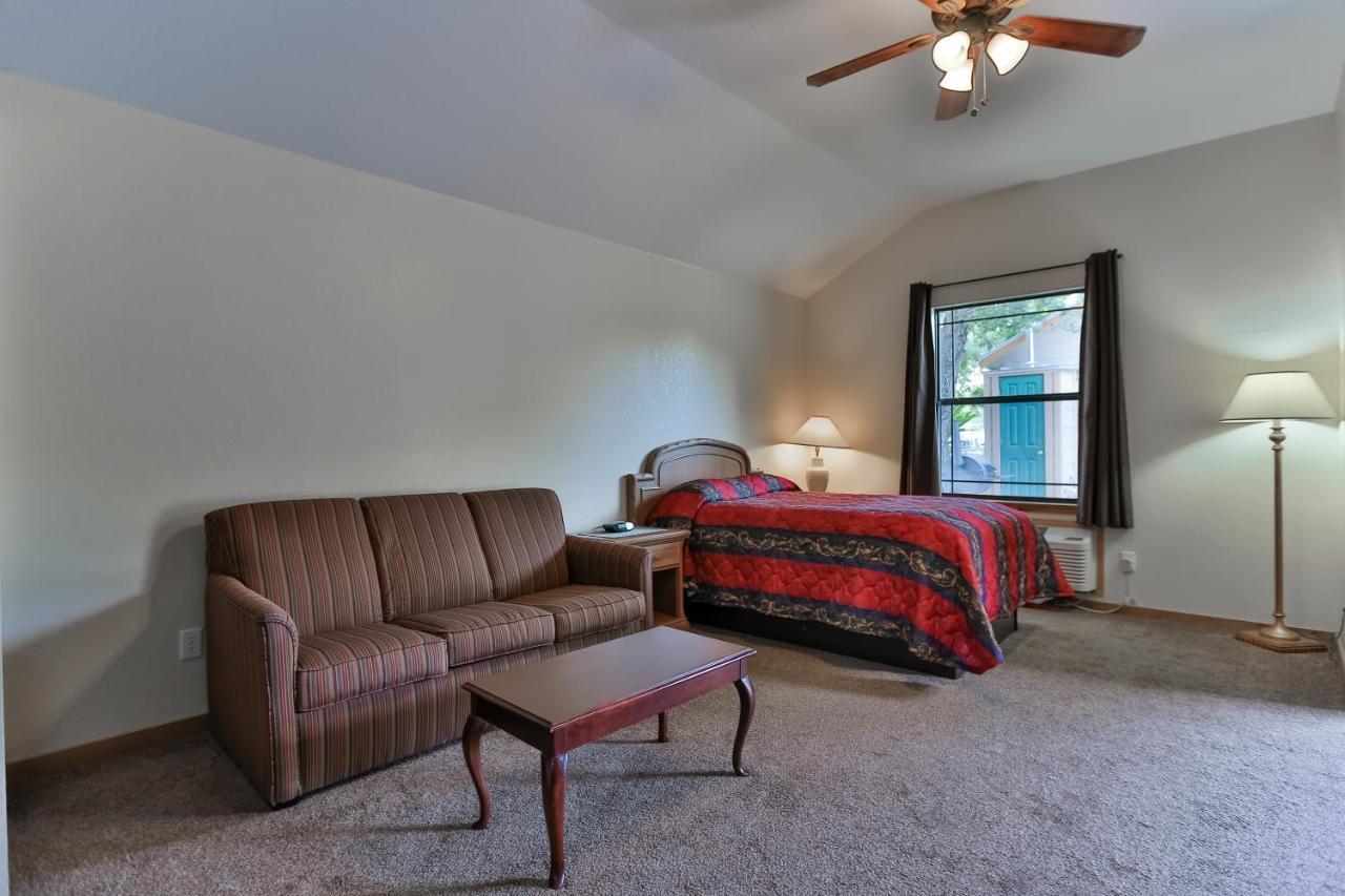 بليزانتون Brush Country Lodge المظهر الخارجي الصورة